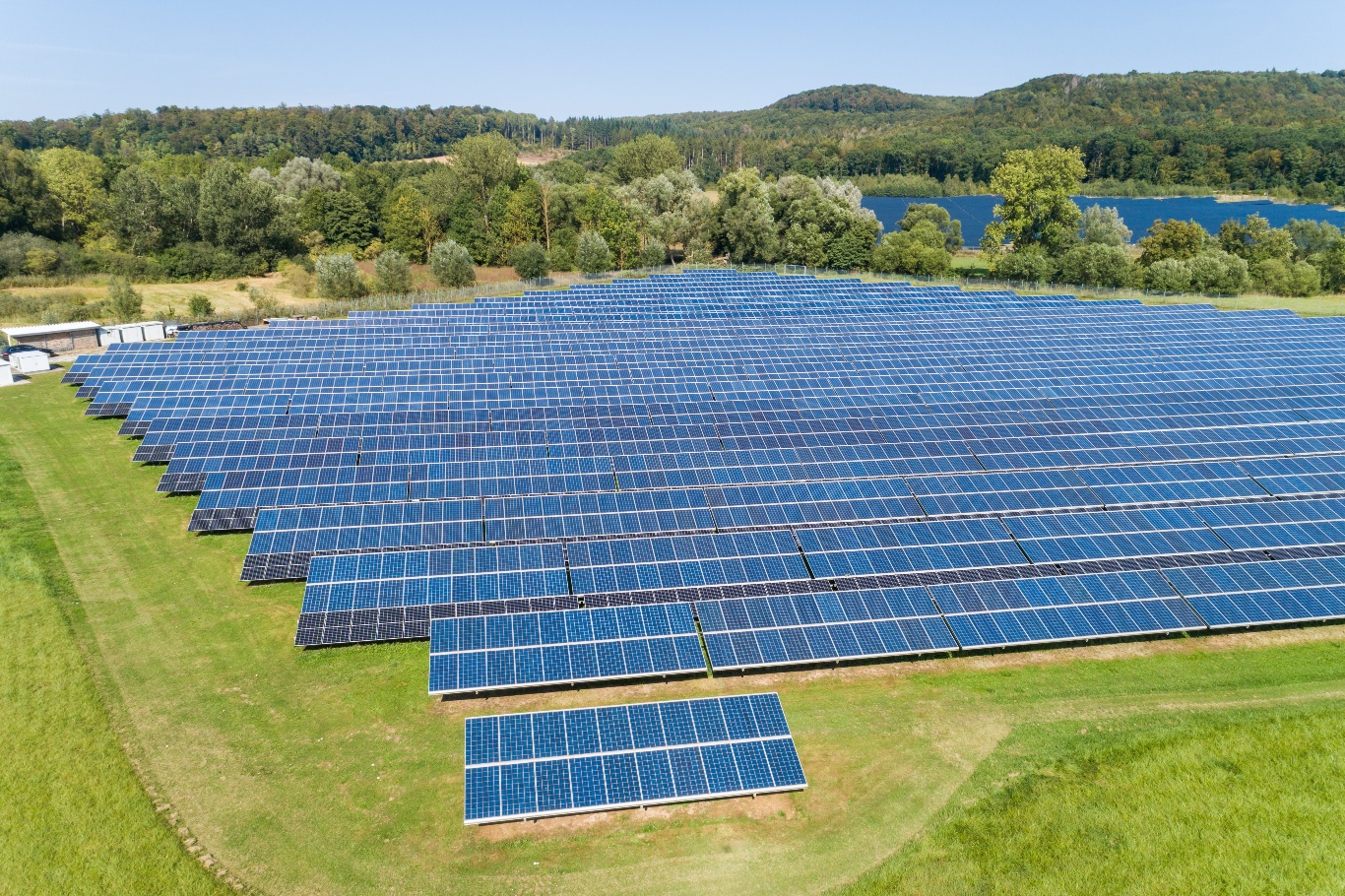 Aufmacherbild Direktvermarktung Feld mit Photovoltaikmodulen