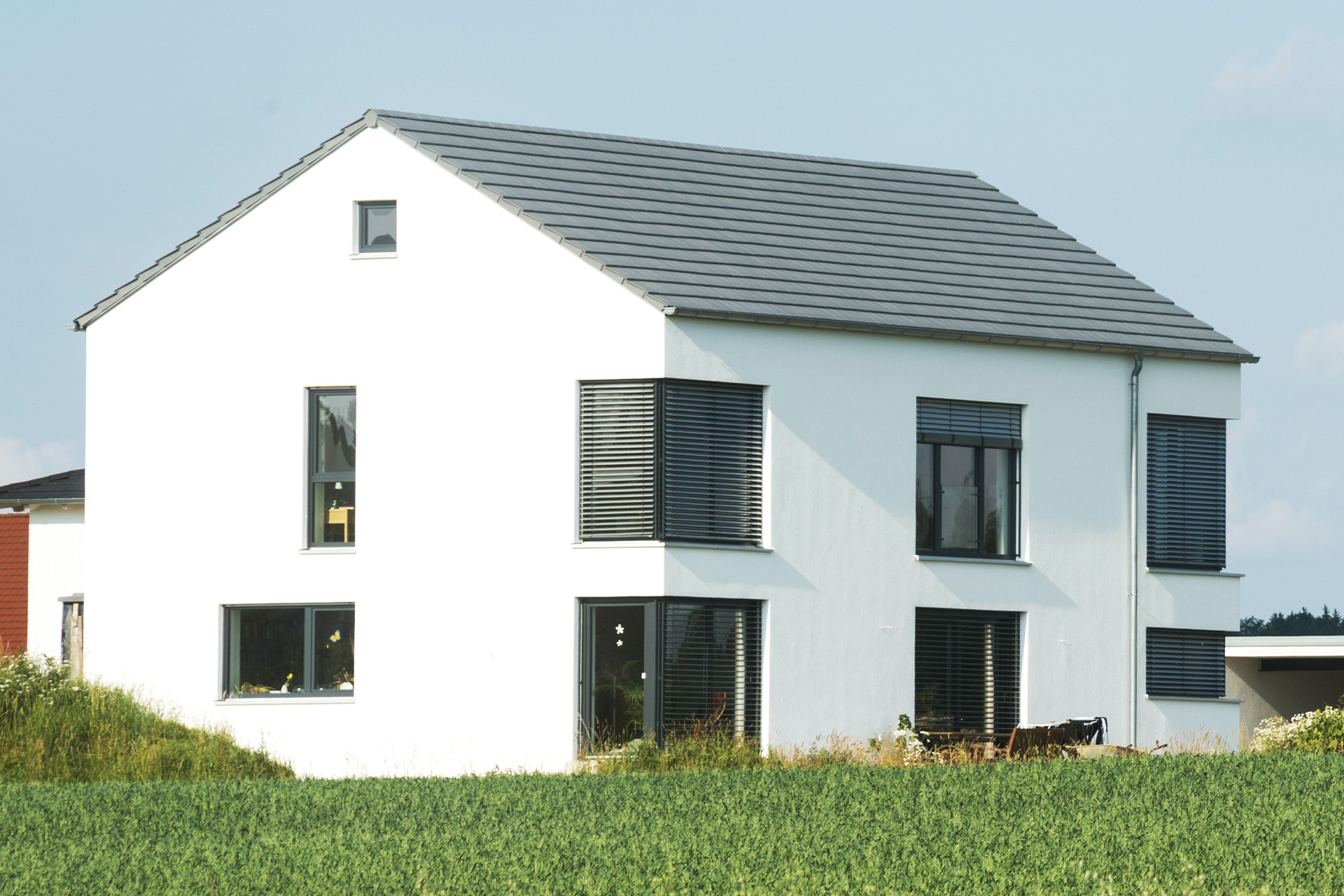 Modernes Haus mit Wiese Energieservice Westfalen Weser
