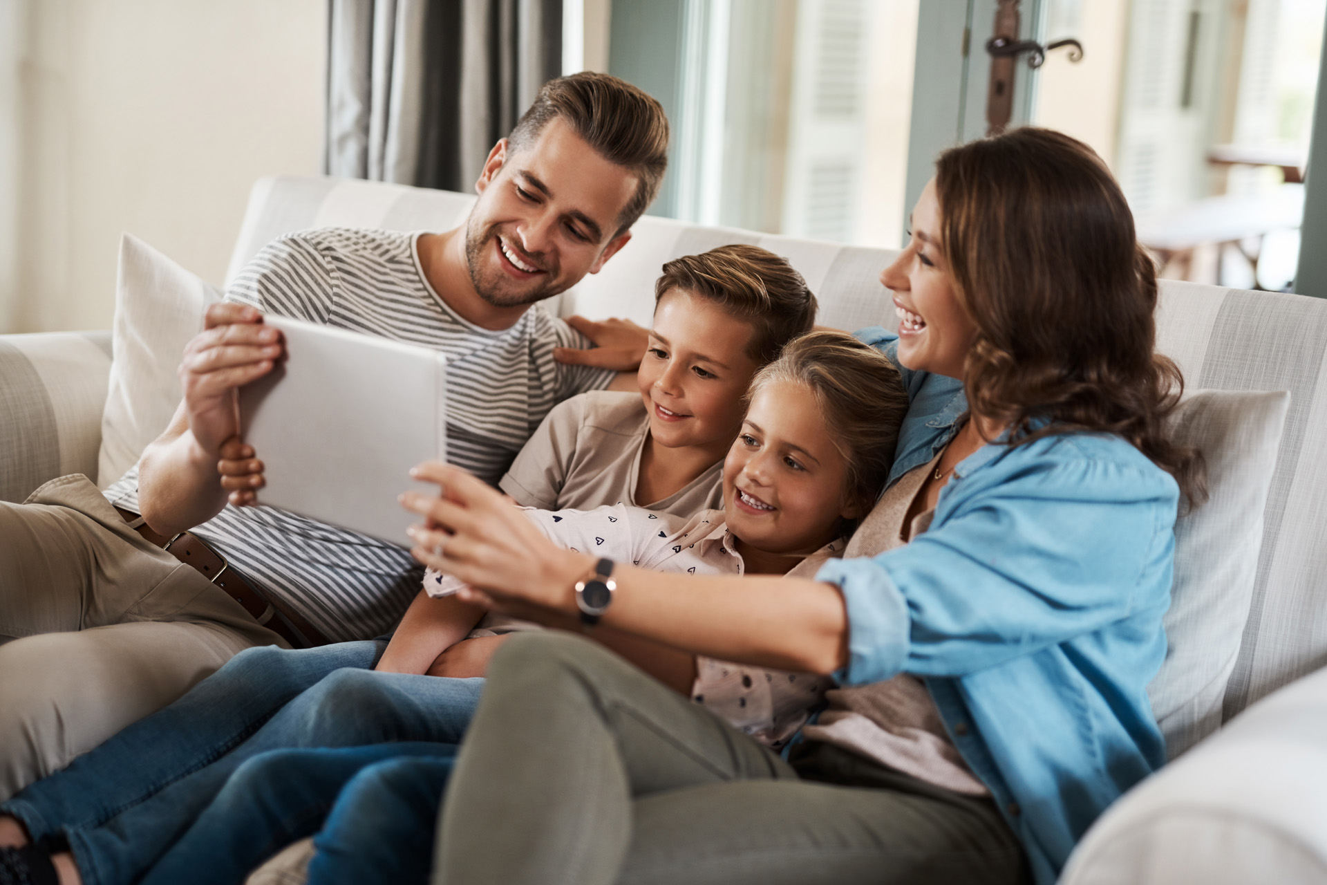 Familie zu Hause auf dem Sofa