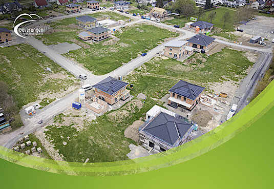 Foto mit einem Neubaugebiet in Beverungen, wenig bebaut mit Grünfläche