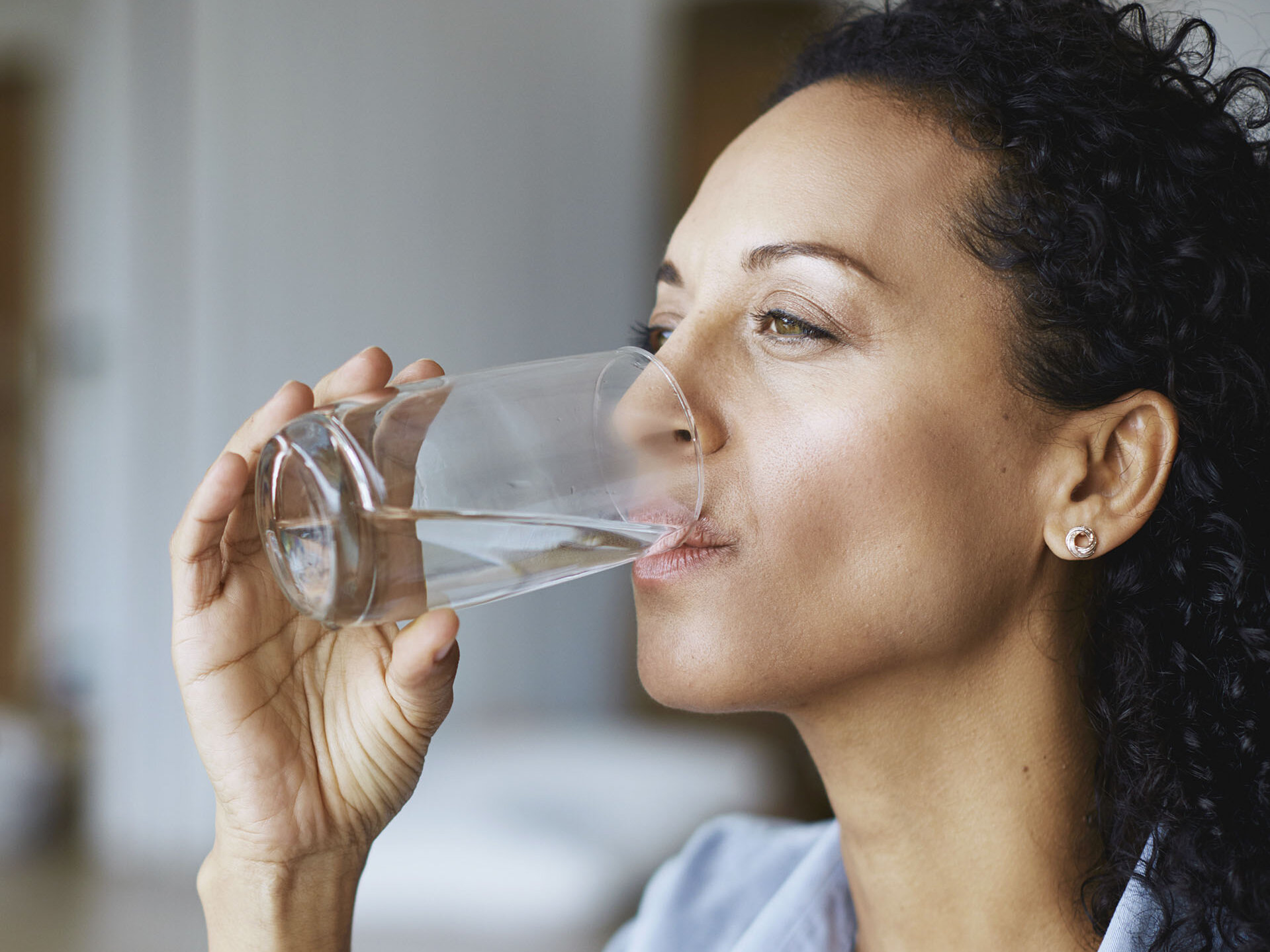 ESW GK Trinkwasser Frau trinkt Wasser aus einem Glas