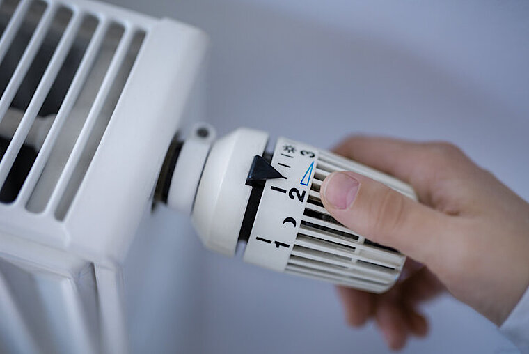 Heizkörper und Heizungsthermostat eingestellt auf Stufe 2,1
