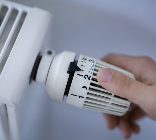 Heizkörper und Heizungsthermostat eingestellt auf Stufe 2,1