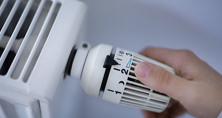 Heizkörper und Heizungsthermostat eingestellt auf Stufe 2,1
