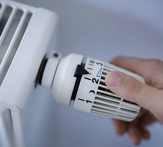Heizkörper und Heizungsthermostat eingestellt auf Stufe 2,1