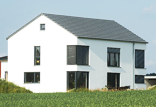 Modernes Haus mit Wiese Energieservice Westfalen Weser