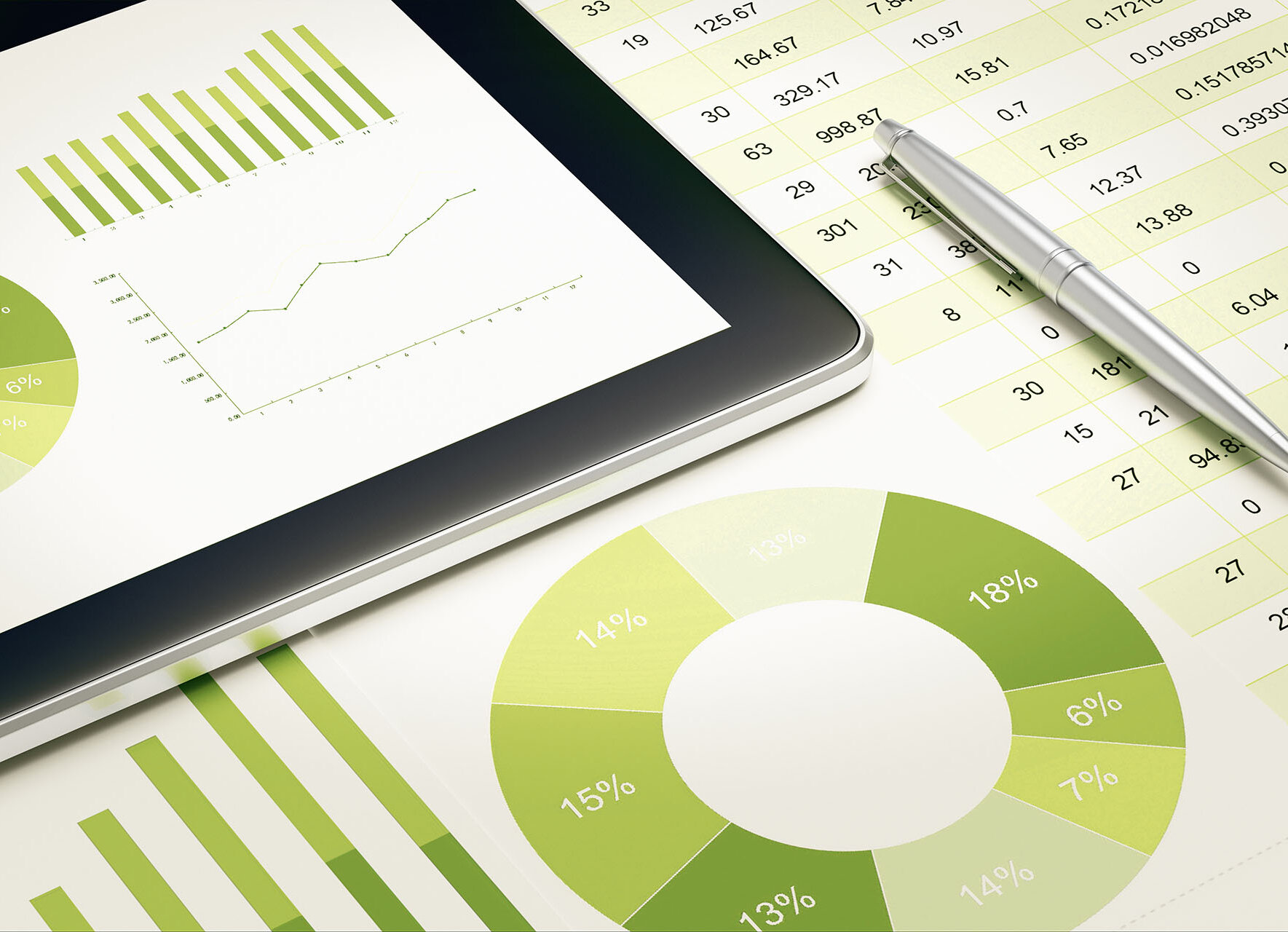 Tablet mit Infografiken und Kugelschreiber