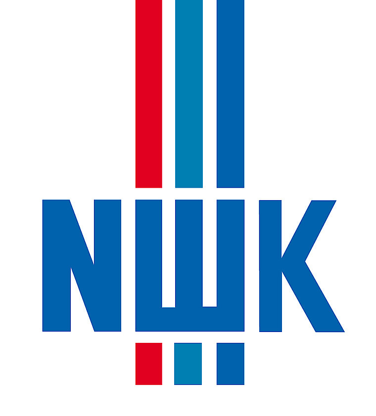 Logo NWK in blauer und roter Schrift auf einem weißen Hintergrund