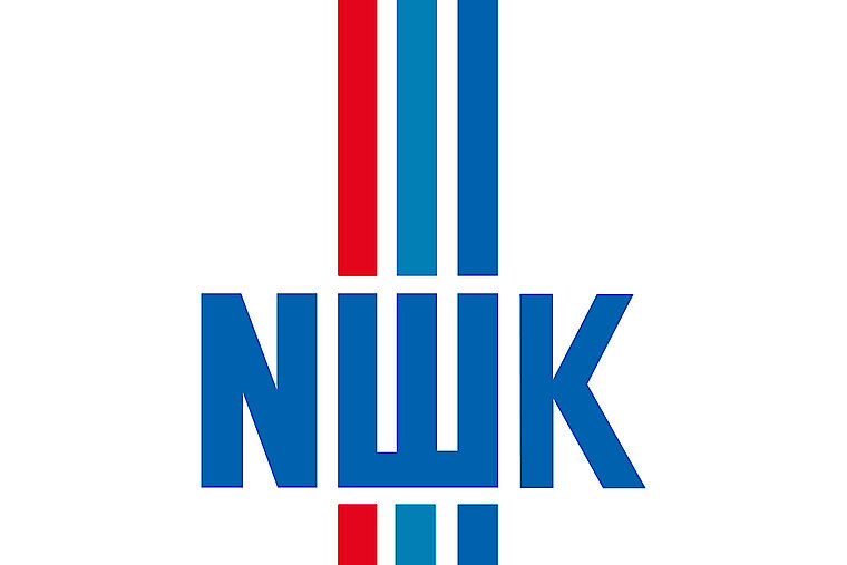 Logo NWK in blauer und roter Schrift auf einem weißen Hintergrund